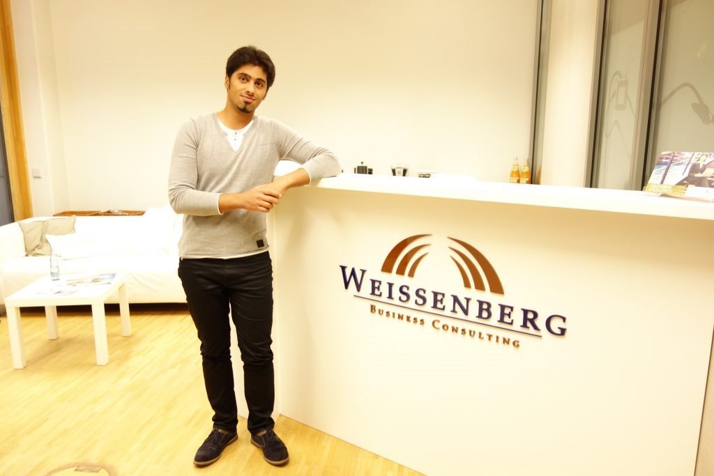 IT Consultant Muhannad Fakhouri im Büro bei der Weissenberg Business Consulting GmbG