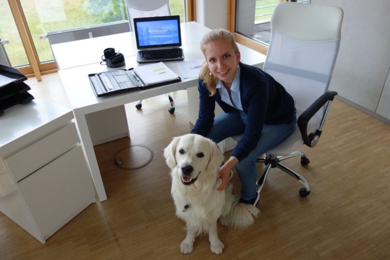 Marketing-Mitarbeiterin Kerstin mit Bürohund Barney