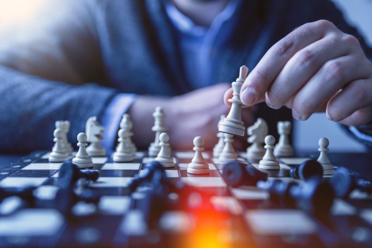 Intelligenter Software-Roboter spielt Schach