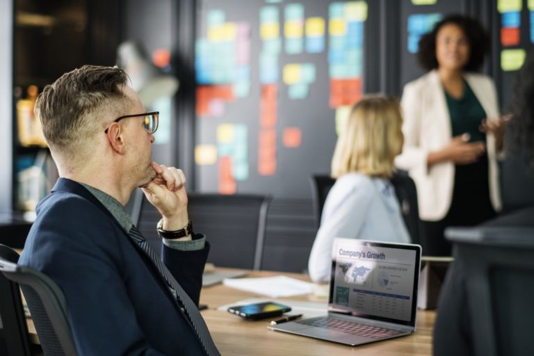 Management diskutiert Enterprise Grade Funktionen in RPA-Software bei einem Meeting