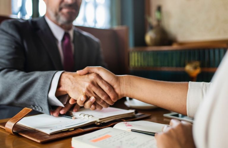 Executive Search - Headhunter im Gespräch mit Kandidaten