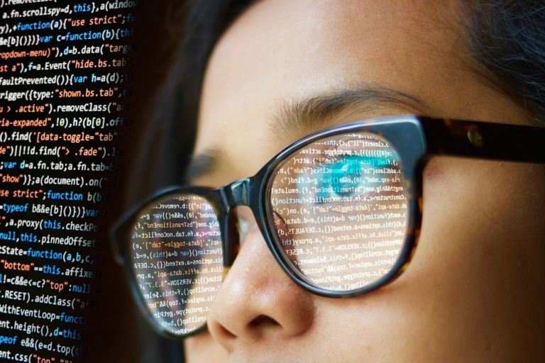 Deep Learning Algorithmus wird von Programmierin angelegt