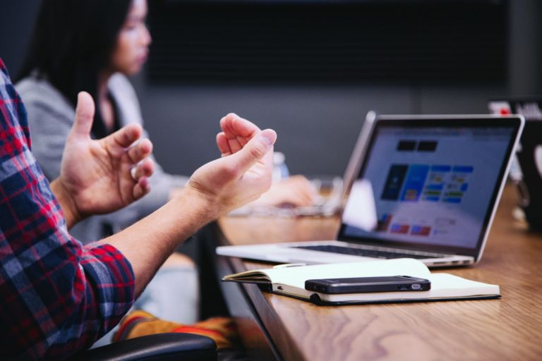 Berater bei Informationsgespräch zu Automation Anywhere