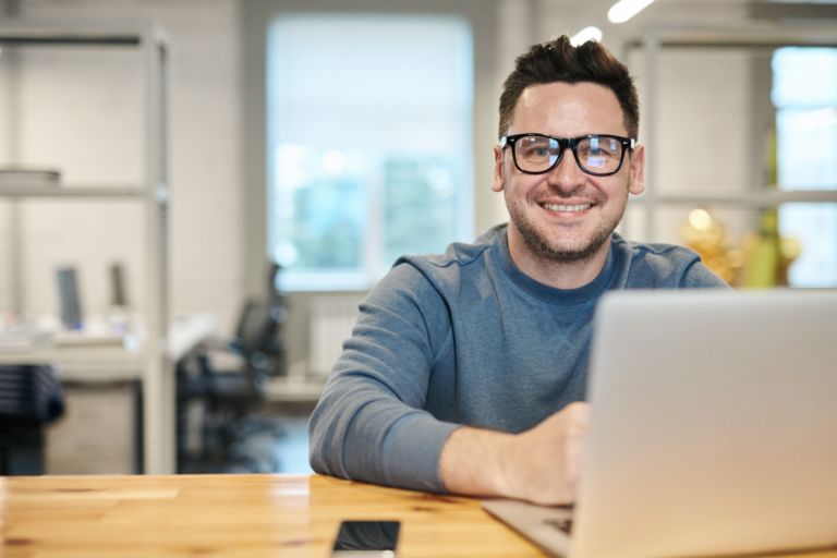 Mitarbeiter freut sich über die Entlastung durch die SAP Automatisierung mit UiPath