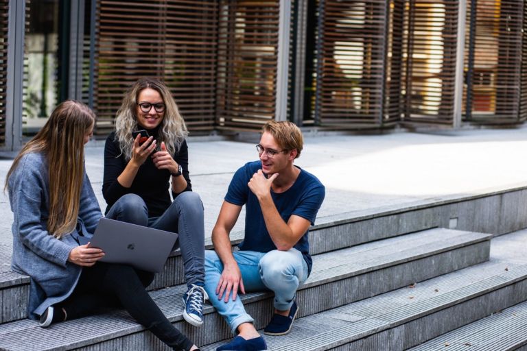 Auszubildende und duale Studenten vor dem Bürogebäude