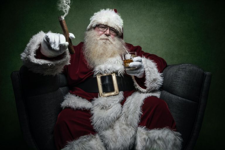 Weihnachsmann genießt seine neu gewonnene Freizeit