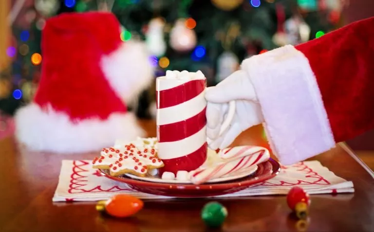Der Weihnachtsmann gönnt sich eine heiße Schokolade